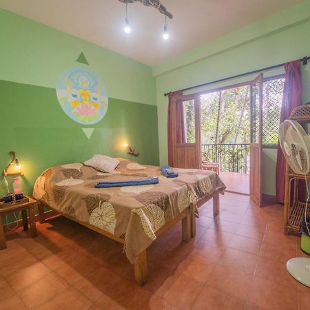 Chrissie's Hotel Thekkady Exterior foto