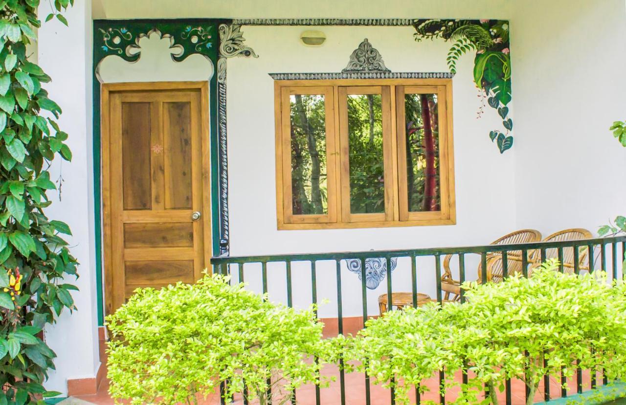 Chrissie's Hotel Thekkady Exterior foto