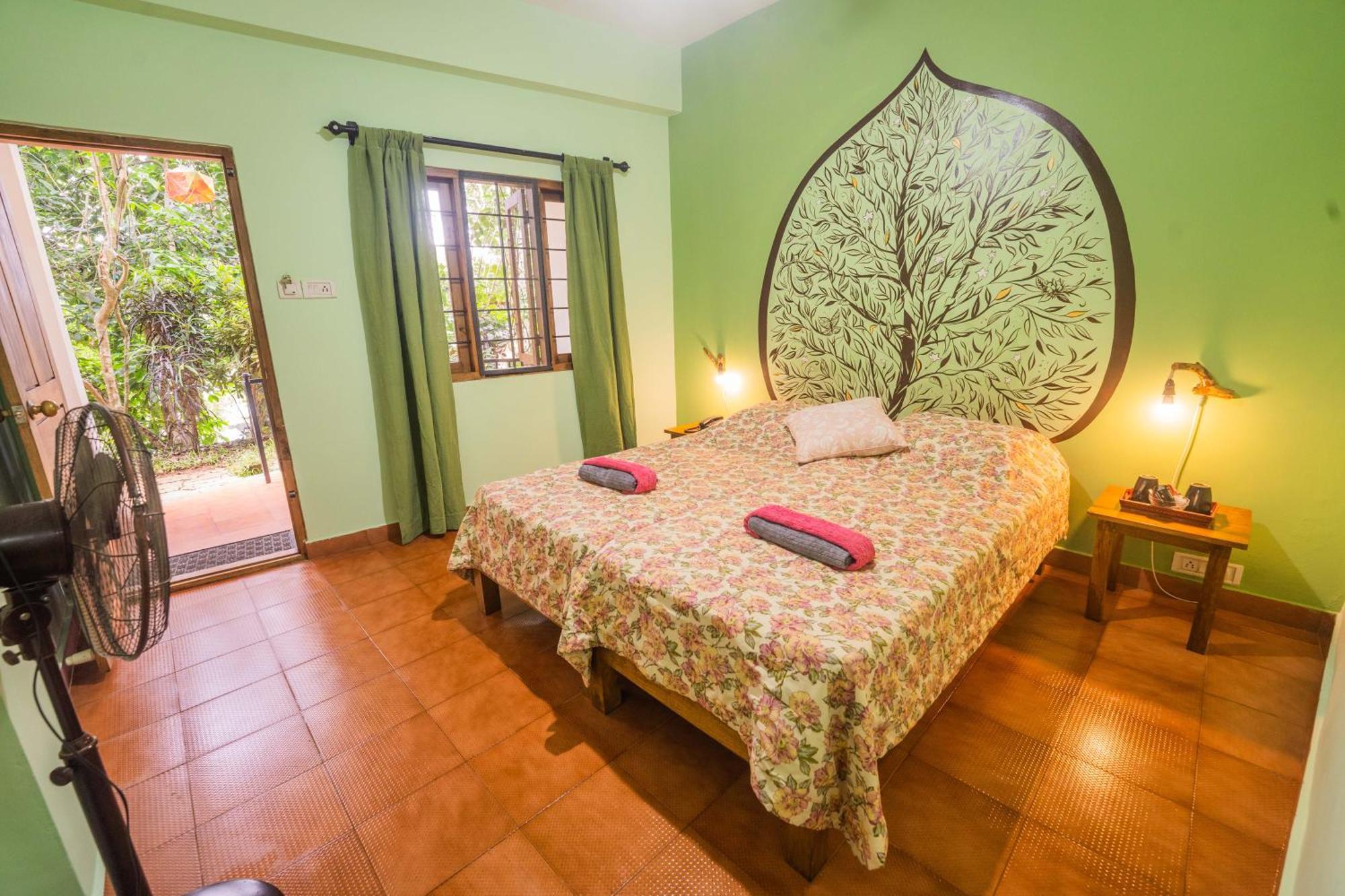Chrissie's Hotel Thekkady Exterior foto