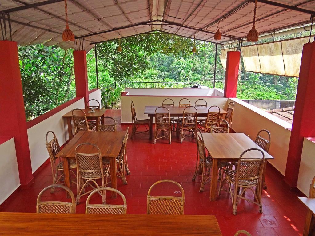 Chrissie's Hotel Thekkady Exterior foto