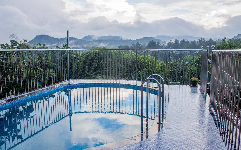 Chrissie's Hotel Thekkady Exterior foto