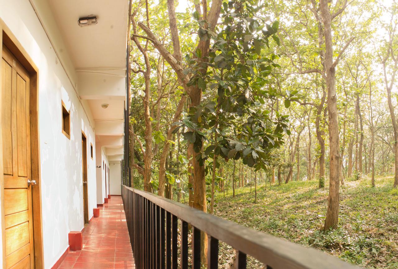 Chrissie's Hotel Thekkady Exterior foto