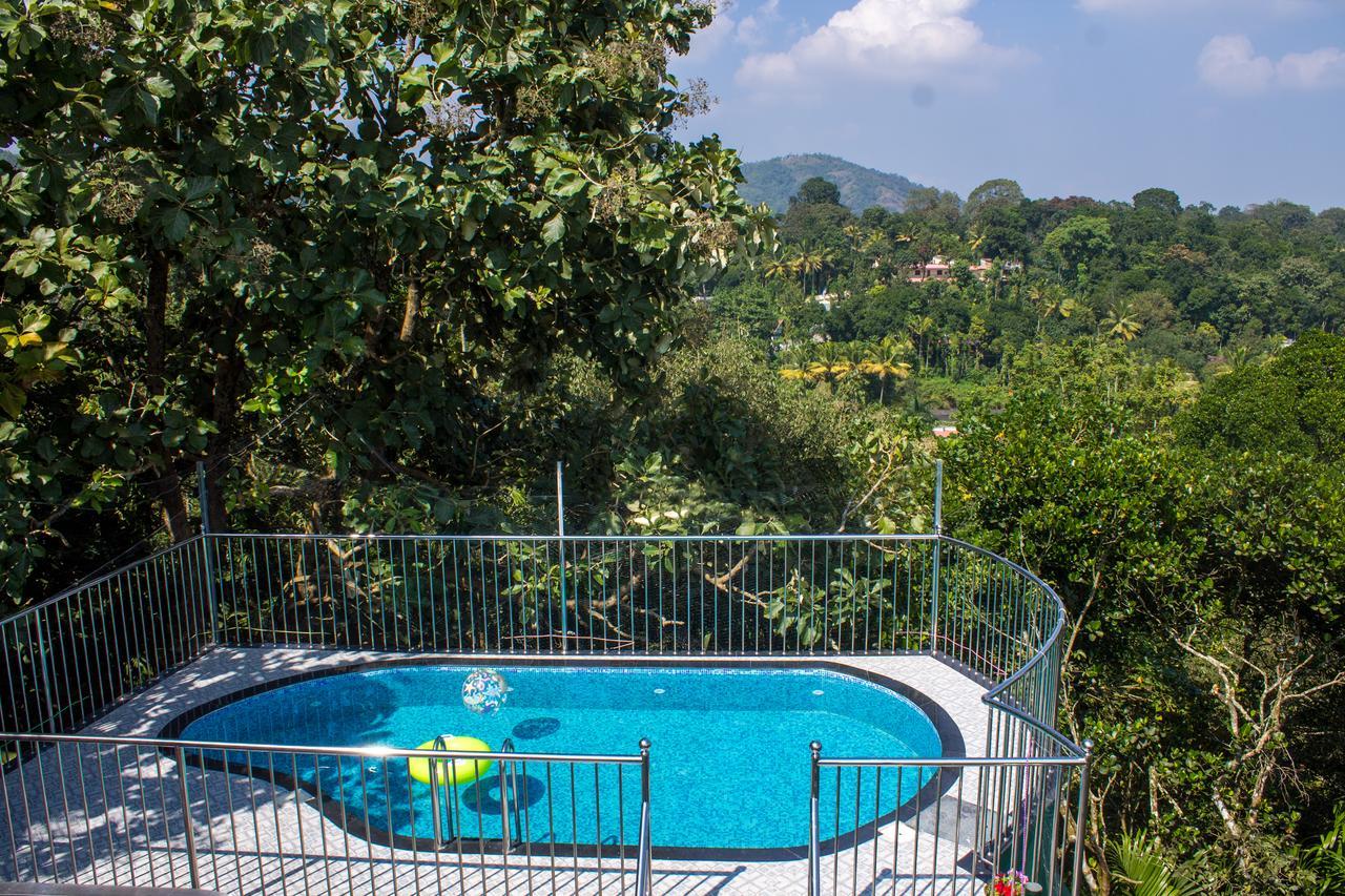 Chrissie's Hotel Thekkady Exterior foto