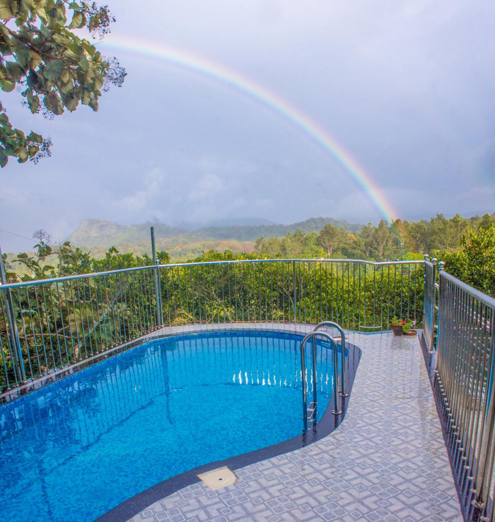 Chrissie's Hotel Thekkady Exterior foto