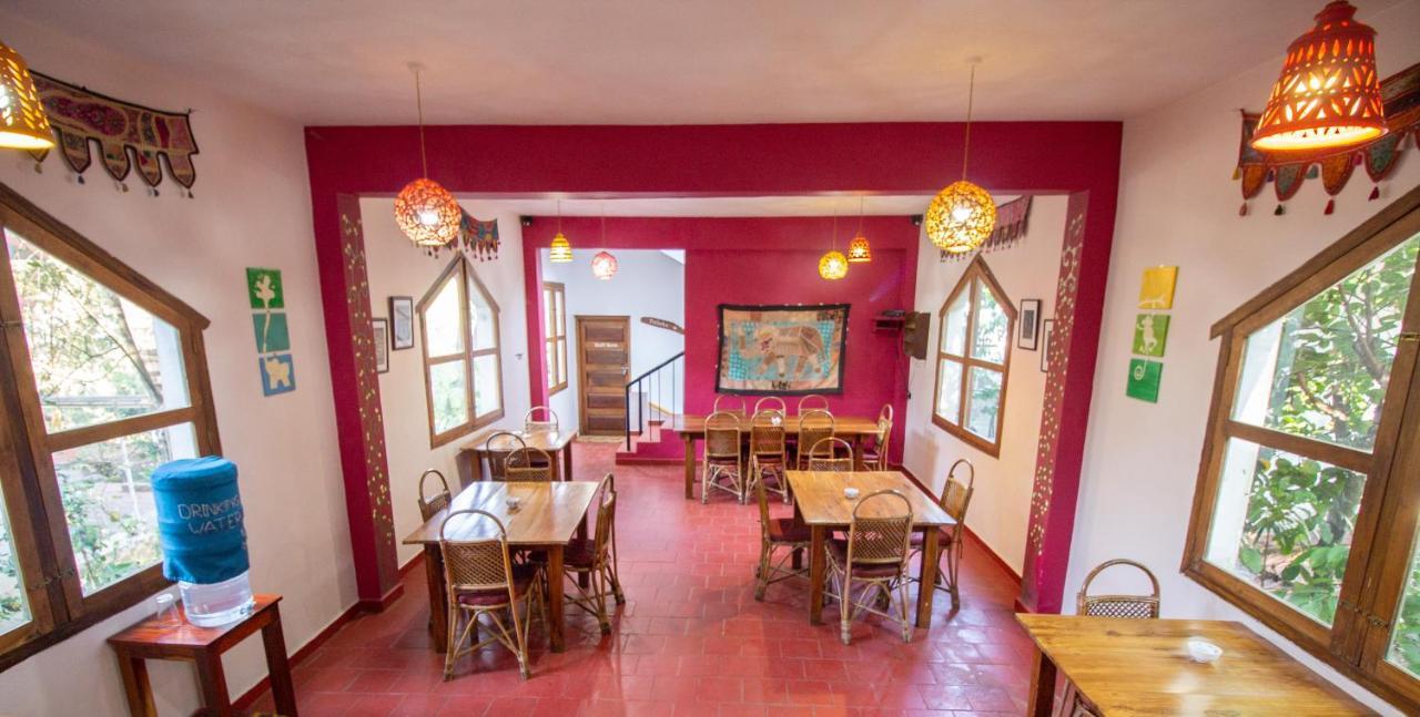 Chrissie's Hotel Thekkady Exterior foto