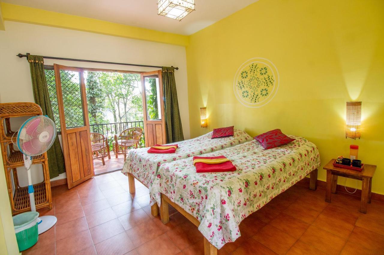 Chrissie's Hotel Thekkady Exterior foto